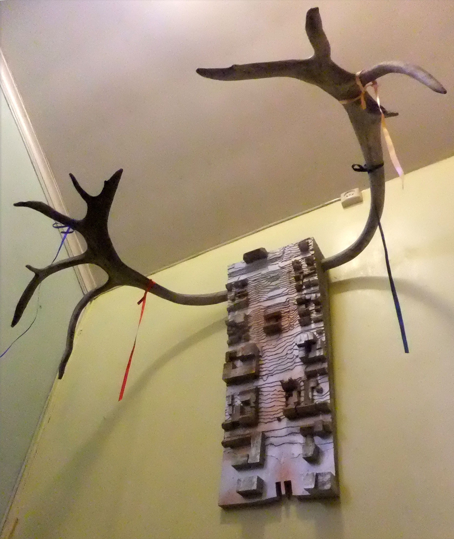 Romssaboazu / Tromsørein/Romssaboazoaivi/ “The Reindeer of Romsa/Tromsø”, wood, cardboard, balsawood, paint, reindeer horn, coloured ribbons 1969-2004: 